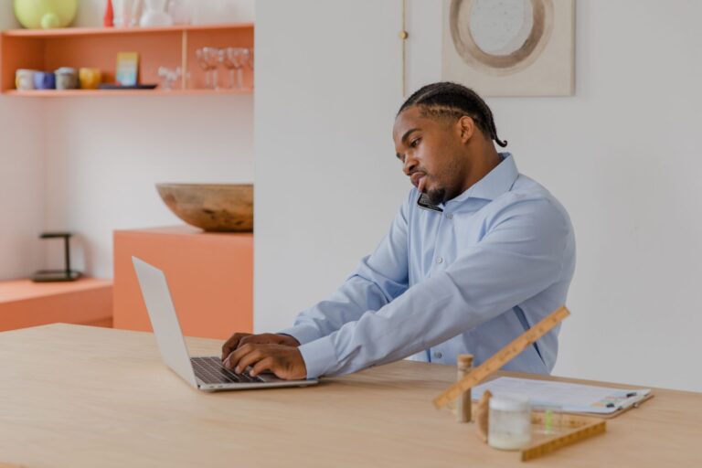 Los 10 Negocios y Side Hustles que Están Haciendo Millonarios en la Era Digital