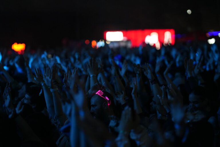 Los 8 Artistas y Géneros Musicales que Están Arrasando en las Listas