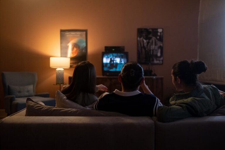 Top 9: Las Series y Películas que Están Arrasando en el Mundo